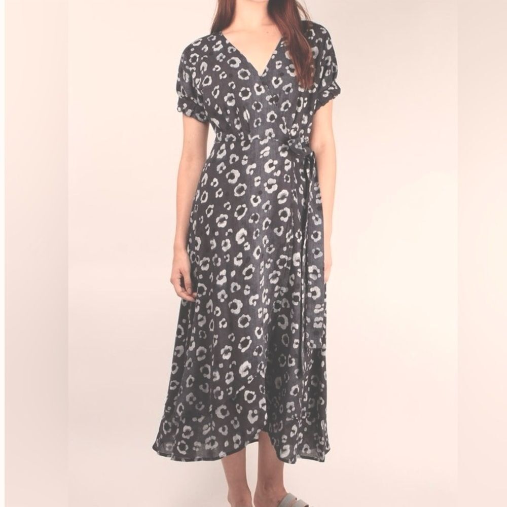 Xirena Wren Dress Grey Floral Short Sleeve Ruffled Wrap Dress Small